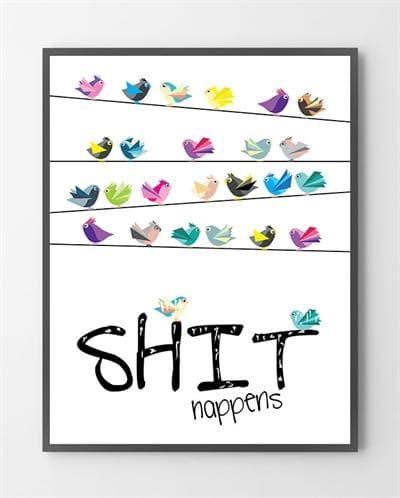 Plakat med teksten "Shit Happens" – Sjov vægdekoration 50x70 cm
