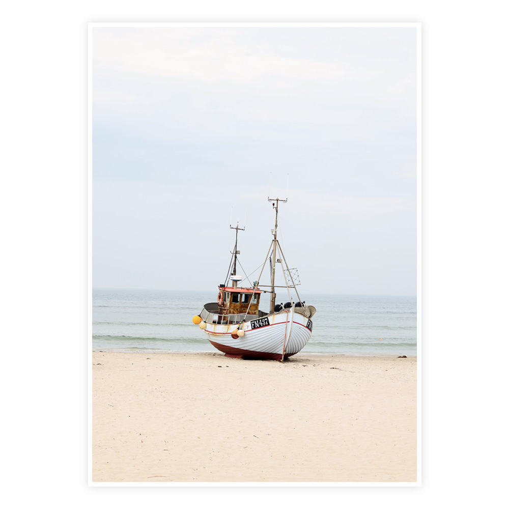 Kutter Ved Kysten Plakat - Designs.dk Plakater