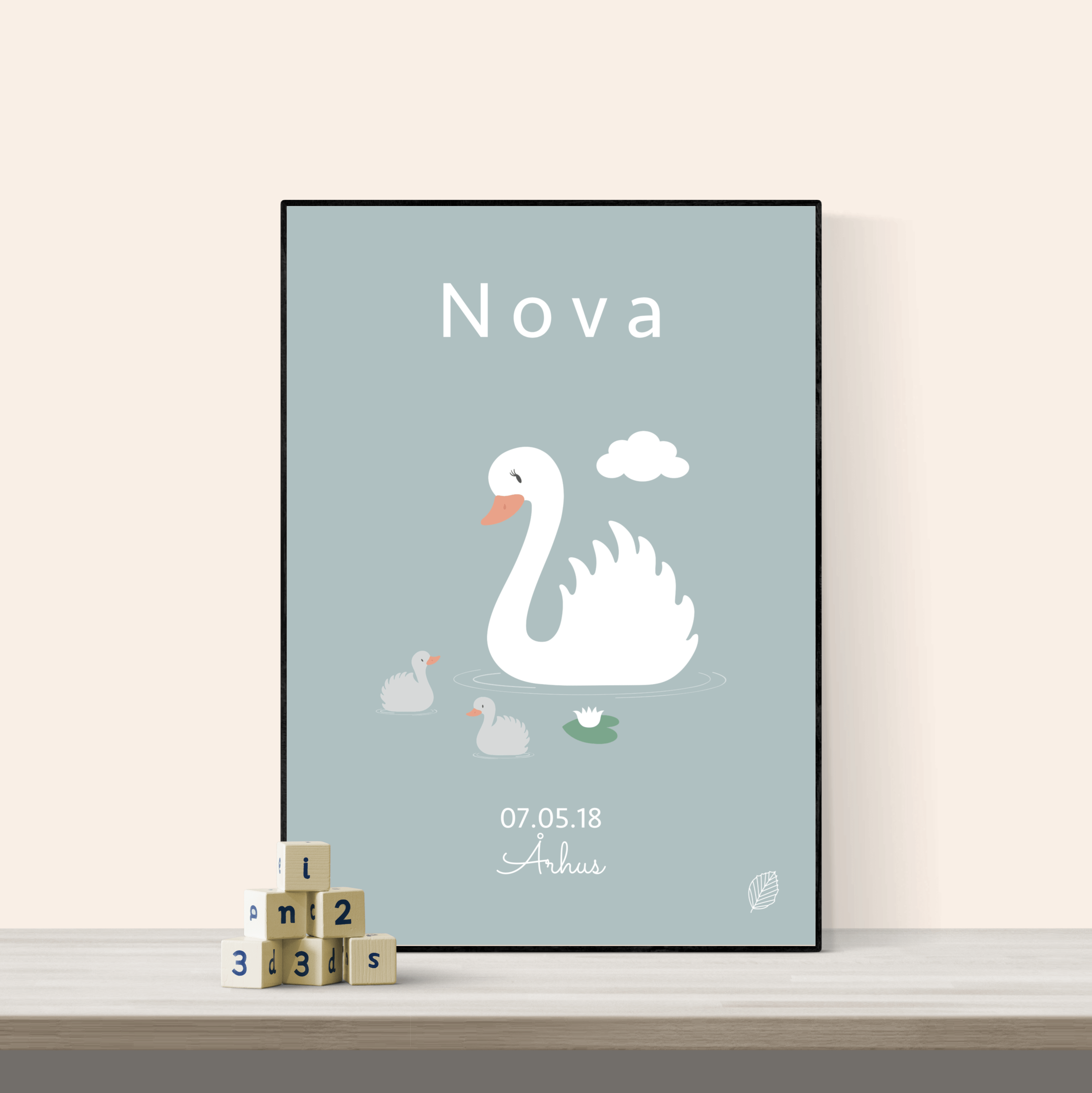 Navneplakat Personlig Plakat Navn Fødselsdag Svane Blå 50x70 - Nordic Simply Plakater
